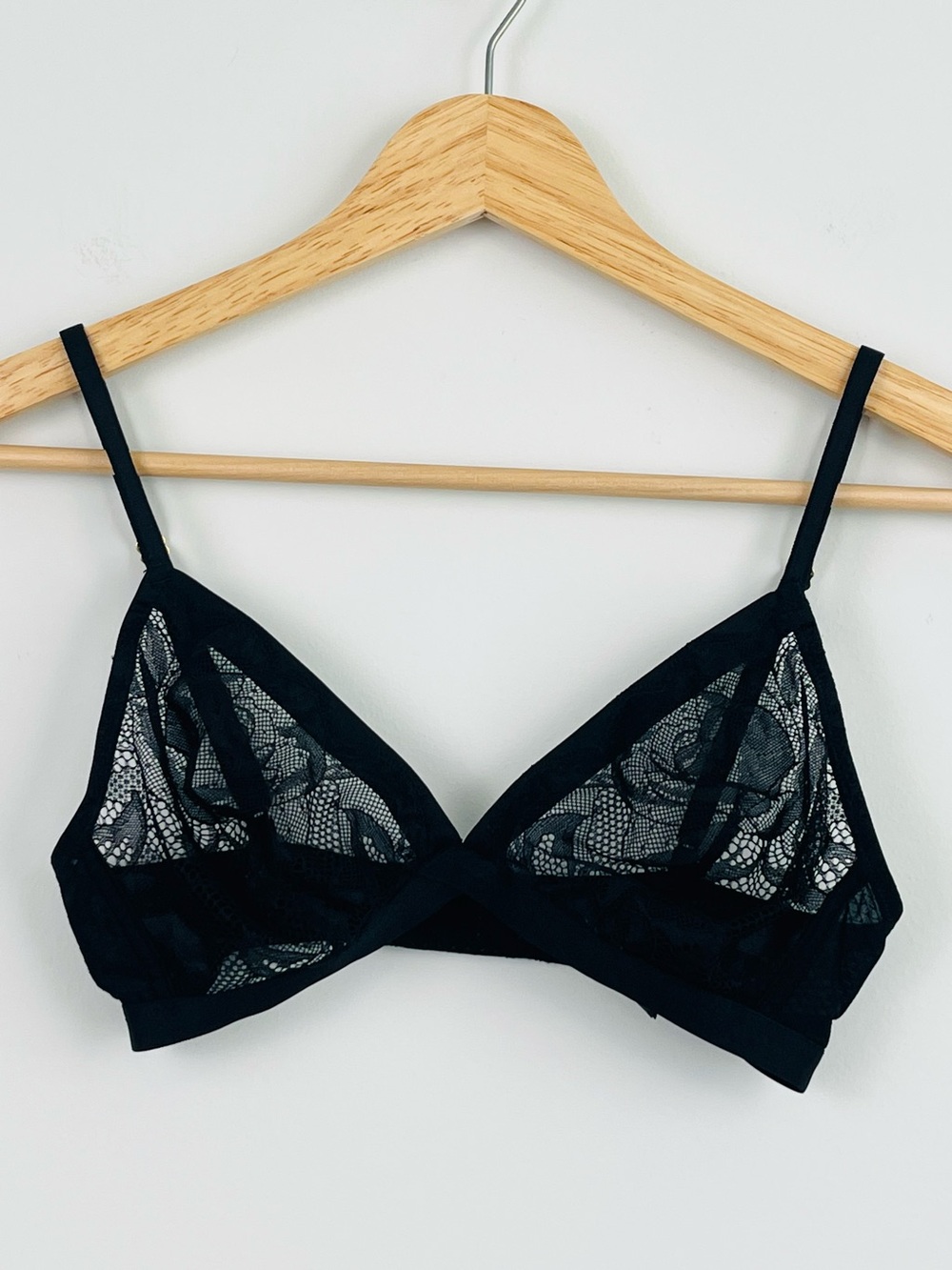 Natori black sheer lace & mesh adjustable strap bralette, small.